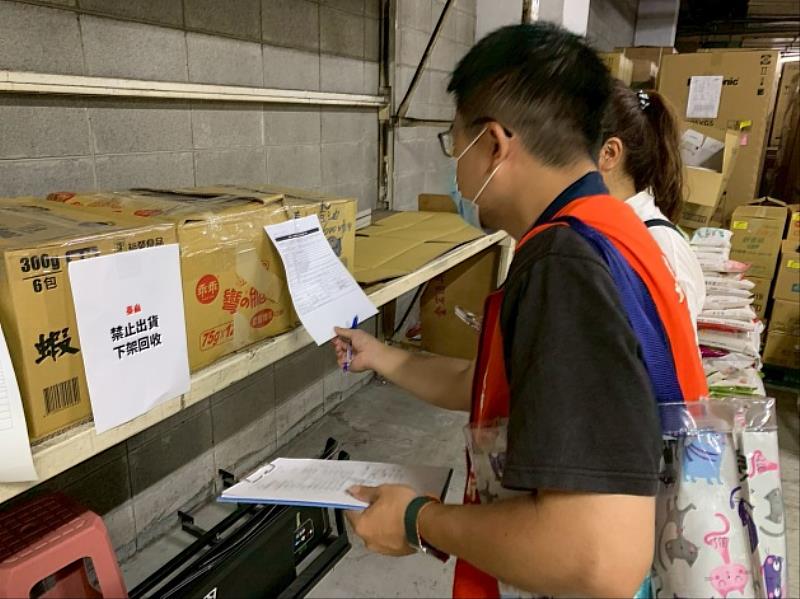 衛生局稽查油品下架。