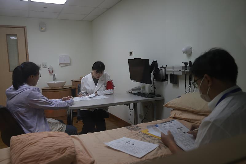 花蓮慈濟醫院7月2日舉辦西醫PGY OSCE,共有31位PGY醫師參與臨床技能檢核,考站內容涵蓋門診醫病溝通、病情解釋、臨床處置與衛教等面向。