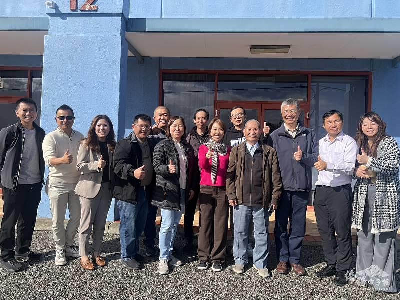 李姸慧（中）在臺商楊智傑的廚房檯面工廠前合影。