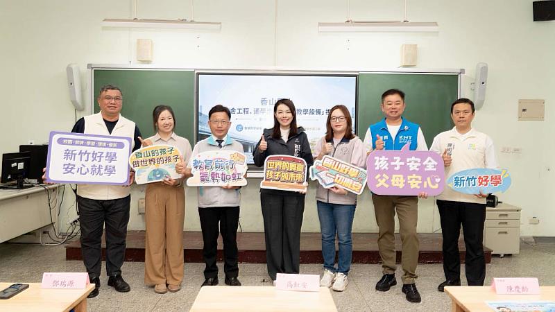 高虹安市長視察香山國小新建校舍、通學步道改善及智慧教學設備3大建設。