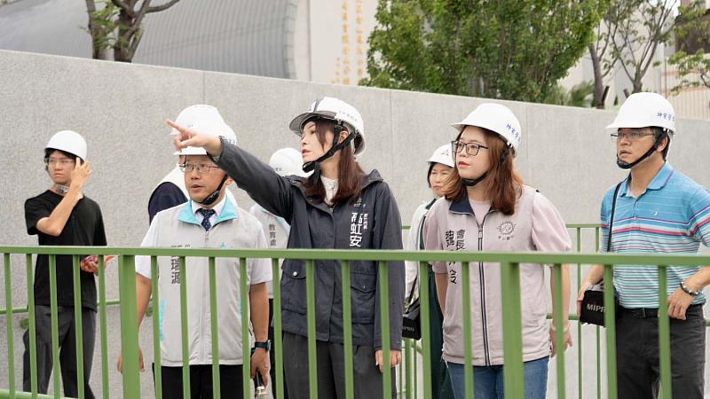 高虹安市長視察香山國小新建校舍、通學步道改善及智慧教學設備3大建設。