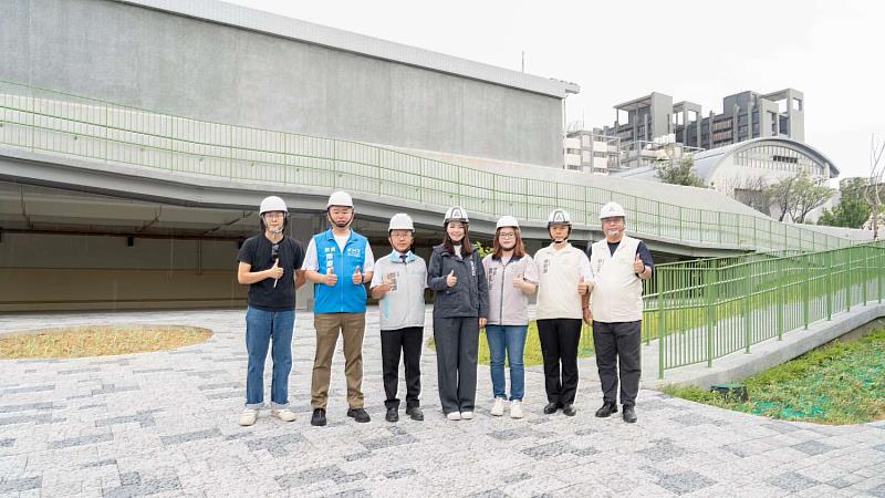 高虹安市長視察香山國小新建校舍、通學步道改善及智慧教學設備3大建設。