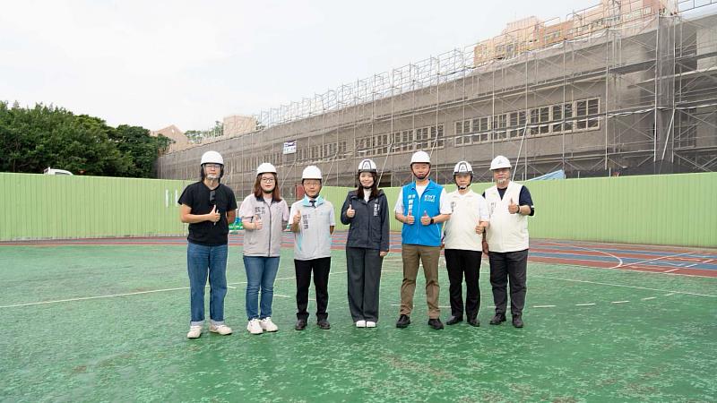 高虹安市長視察香山國小新建校舍、通學步道改善及智慧教學設備3大建設。