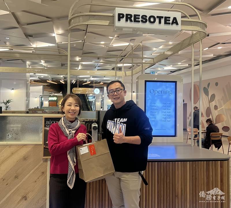 李姸慧（左）參訪西澳台灣商會會長陳明璟的「鮮茶道」連鎖茶飲店。