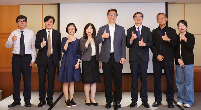從左至右：叡揚資訊王瑞斌處長、政治大學顏敏仁院長、聯新國際醫院張玲華副院長、叡揚資訊姚紹麒副處長、叡揚資訊余君健事業群總經理、聯成化學科技徐造華資深副總、強茂周釗安副總、強茂宋婉慈特助。