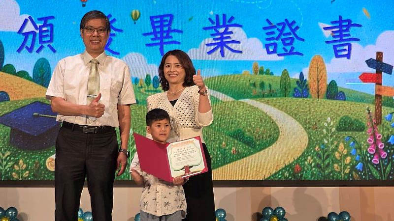 【親頒證書・溫暖期許】南臺科大王振乾副校長親臨現場致詞,並手把手為幼兒園畢業生頒發人生第一張畢業證書,同時欣賞小寶貝們在台上的精彩表演。王副校長親切溫暖的互動,為這群未來的主人翁注入無比的勇氣與信心。