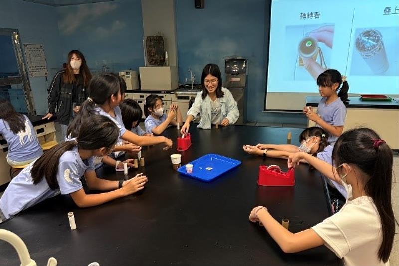 南大跨院系師資生結合多元專業設計STEAM課程，引導學童探索科學知識，展現跨域教學特色。
