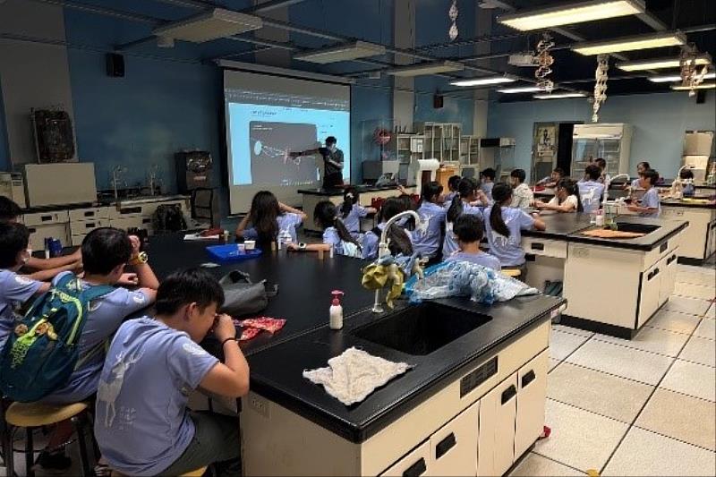 南大師資生引導學童動手實作與觀察，在科工館真實學習場域中體驗STEAM教育的學習樂趣。