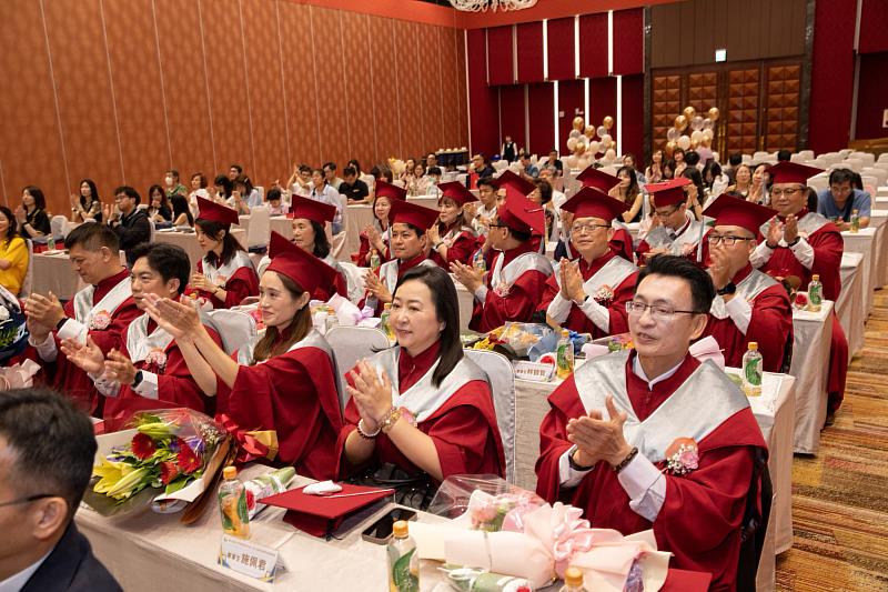 南大EMBA畢業典禮溫馨隆重,透過撥穗、分享與傳承儀式,展現共學交流與終身學習精神。