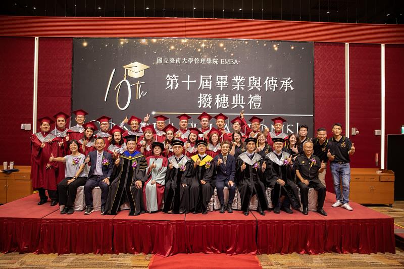 南大EMBA師長、畢業生與在校生齊聚合影,展現跨屆交流、世代傳承與凝聚向心力的學習文化。