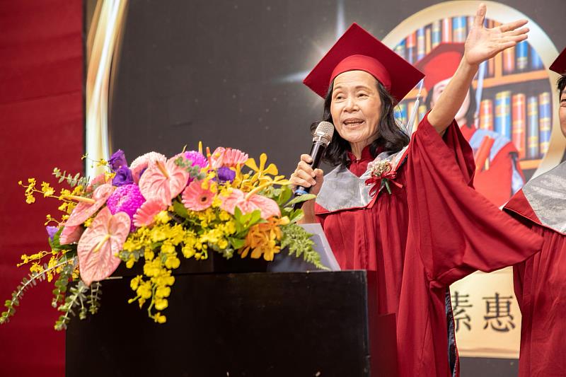 南大EMBA畢業生代表分享兼顧工作與進修的學習歷程,感謝師長陪伴與同儕支持,共同成長。