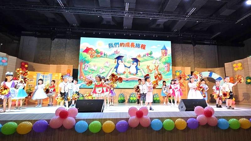 【跨班齊心演繹・我的成長旅程】南臺科大附設幼兒園動員了不同班級的在校生與畢業生,共同在舞台上帶來感動人心的「我的成長旅程」精彩演出。孩子們透過生動活潑的肢體語言,完美展現了在幼兒園這幾年來的學習點滴與蛻變,跨班級的合作更展現出令人驚豔的團隊默契。