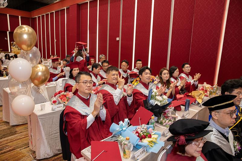 南大EMBA第10屆畢業與傳承撥穗典禮隆重舉行，師長、校友與親友齊聚，共同見證畢業榮耀時刻。