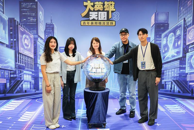 北分署沈文麗分署長（中）與上屆優秀學員洪于晴（左1）、陳宛遙（左2）、本屆2位學員代表（右），一起啟動本屆的暑期職涯營隊活動。
