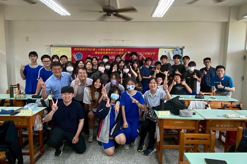 南大電機工程學系王健仁教授(前排左1)累計7次獲教育部教學實踐研究計畫補助,帶領學生深入教學現場,結合理論與實作,展現教學創新成果。