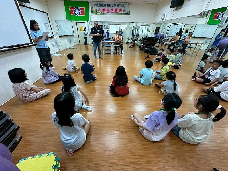 宜蘭縣團委會總幹事林耀埜親臨始業式，與學童們喊話。