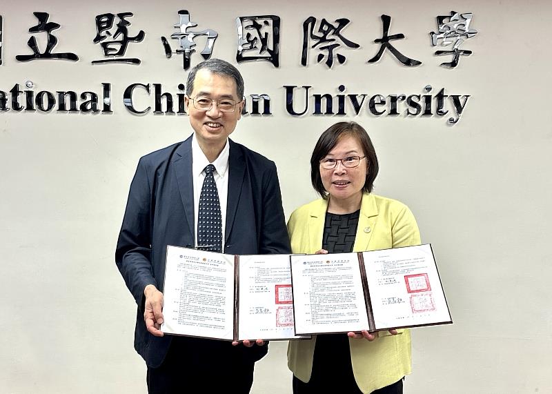 暨大與法務部調查局簽署合作備忘錄(MOU),暨大校長武東星(左)與法務部調查局副局長吳富梅(右)代表雙方簽署。