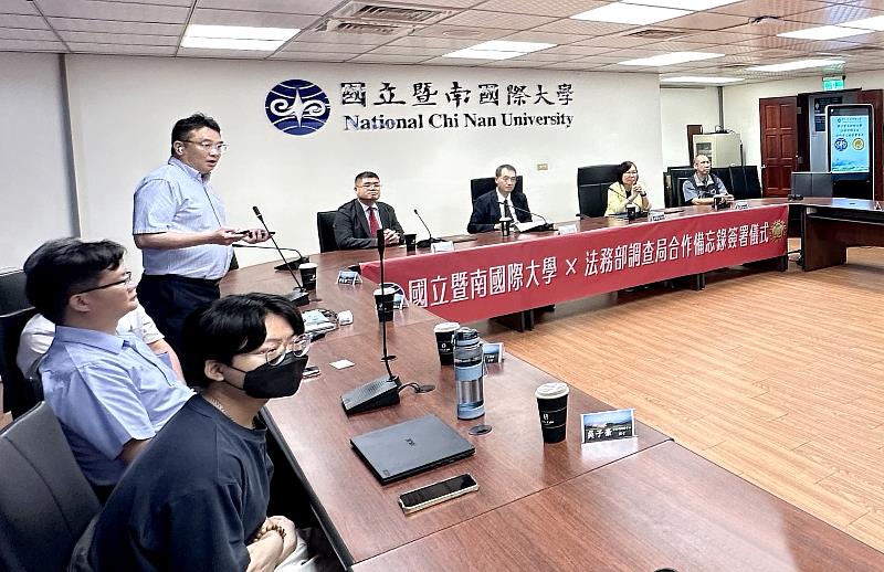 暨大與法務部調查局簽署合作備忘錄(MOU),暨大計網中心主任蕭桂森於交流會中進行簡報。