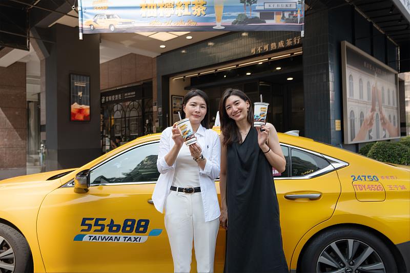可不可熟成茶行董事長許宛汝(左)與55688集團品牌發言人林念穎(右)宣告跨界合作。