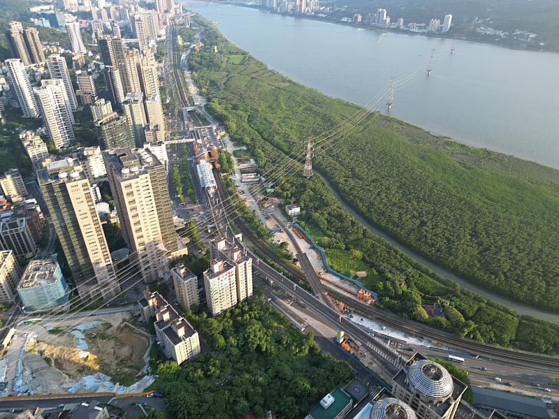 淡水居民期待預計2029年完工通車的淡北道路,圖中可見正在施工興建的引道。