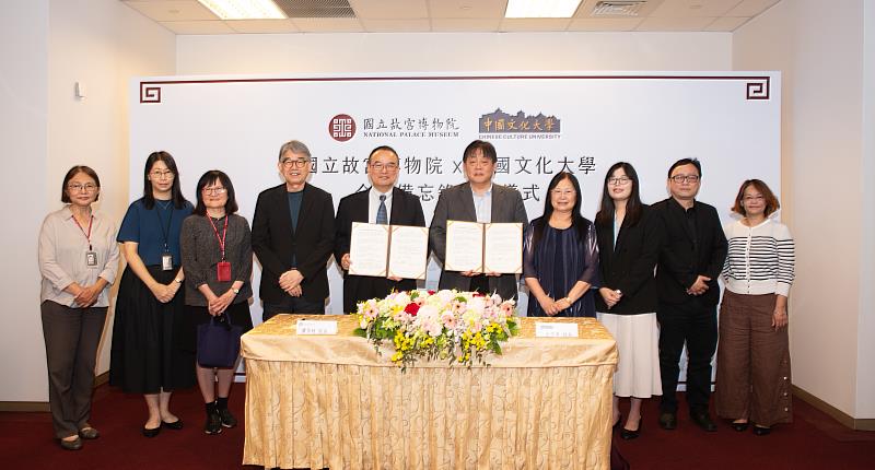 文化大學與國立故宮博物院簽署合作備忘錄,雙方代表合影留念。副院長黃永泰(左4)、院長蕭宗煌(左5)、文化大學校長王子奇(右5)、副校長王淑音(右4);華岡博物館館長狄品萱(右3)、韓國語文學系教授吳忠信(右2),共同見證館校合作新里程碑。