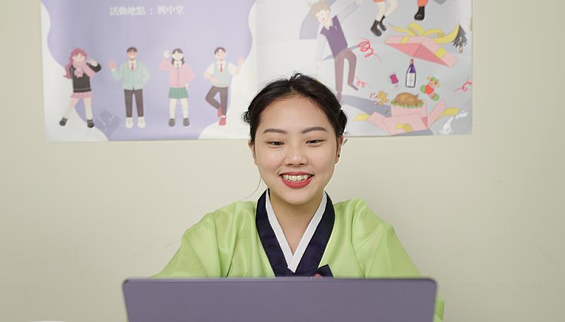 故宮院長蕭宗煌表示,未來故宮將成為文化大學文化學習的重要延伸,透過館校合作培育優秀韓語導覽人才,以韓語向國際旅客介紹臺灣豐富的文物與文化之美。(圖文本校韓文系學生透過視訊與韓文系學姊聊天)