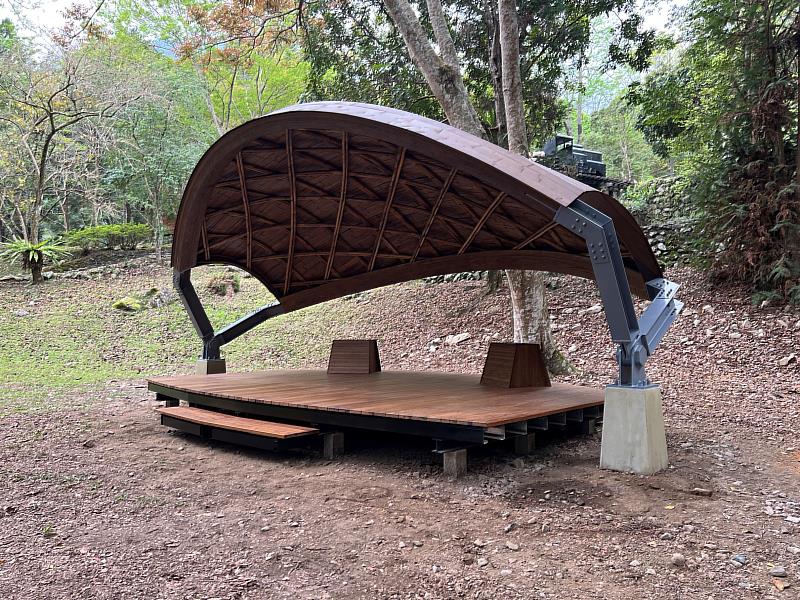 國產竹構涼亭「殼之構（The Woven Shelter）」，設計團隊運用彈性網殼技術，將原本平面的竹材網格轉化為具有強度與穩定性的立體結構，展現建築設計與工程技術的整合成果。