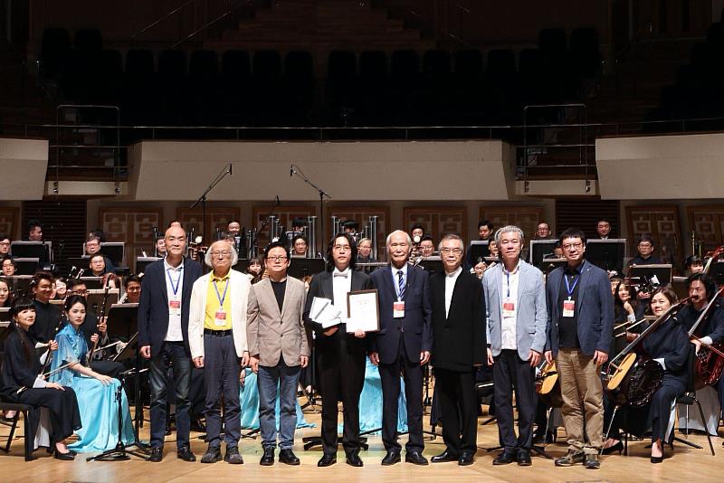 大賽聯合主席閻惠昌（右3）、鄧建棟（左3）、評審委員會主席卞祖善（右4）、評審委員會委員周熙杰（右2）、陳燮陽（左2）、孫鵬（右1）及劉沙（左1）頒發季軍獎予朱哲民。