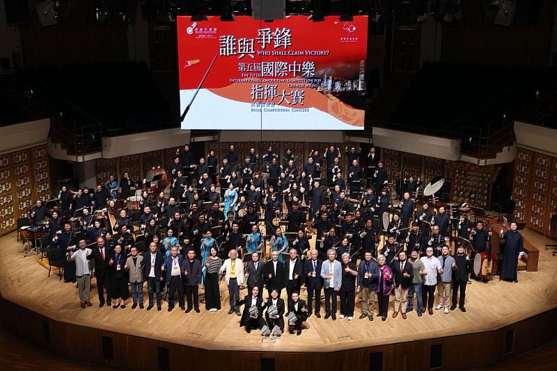 香港中樂團主辦、無錫民族樂團合辦的「第5屆國際中樂指揮大賽」決賽，樂團、評審及選手等全體合影。