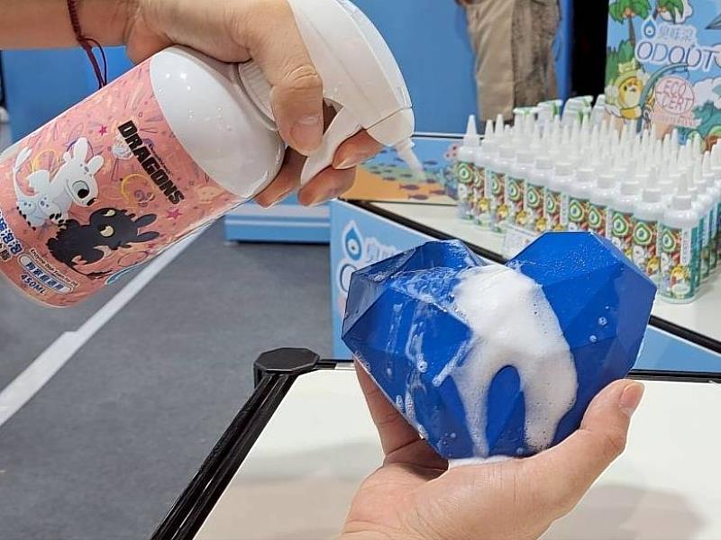 造型多變的玩具，清潔時常容易留下死角。臭味滾全新酵素洗碗泡泡，一噴、一沖，讓清潔變得更有效率。（資料來源：臭味滾）