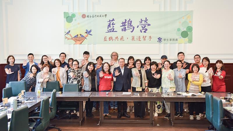 張副校長帶來勉勵,並與全體學員合影。