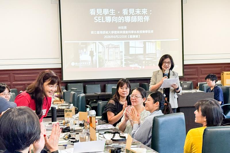 學務長分享學生現況與特質，學員專注聆聽，互動氣氛融洽。