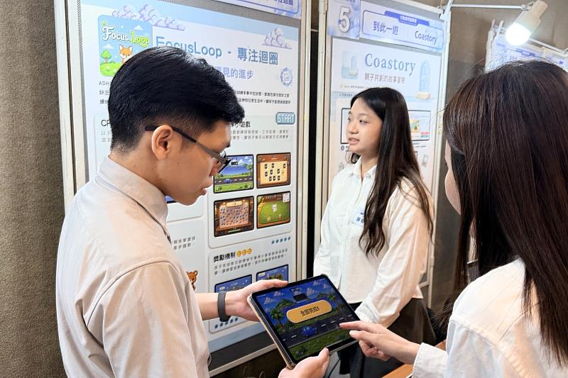 逢甲大學二等奬「Focus_loop」學生團隊於決賽現場進行作品展演與答辯。