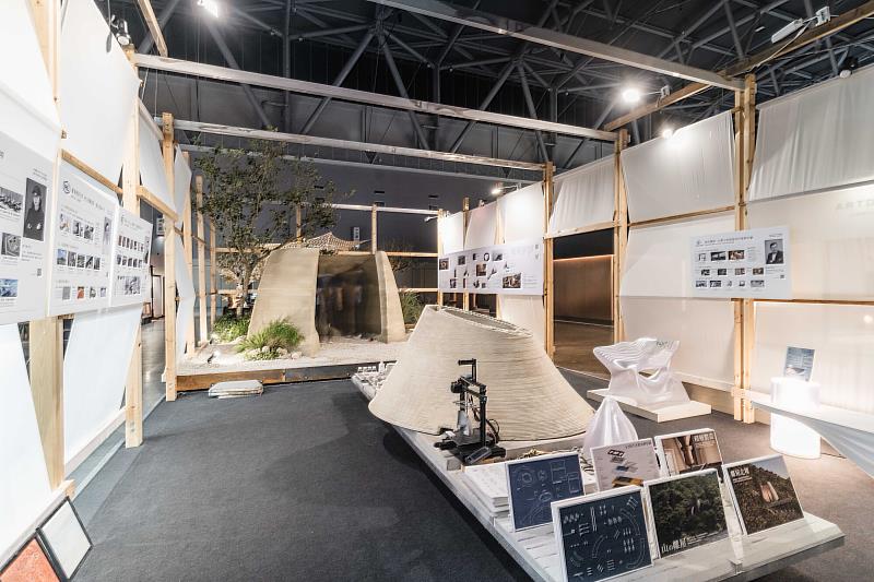 展場透過造景、材料原料與建築構思歷程,詮釋材料創新與工程實踐的結合。