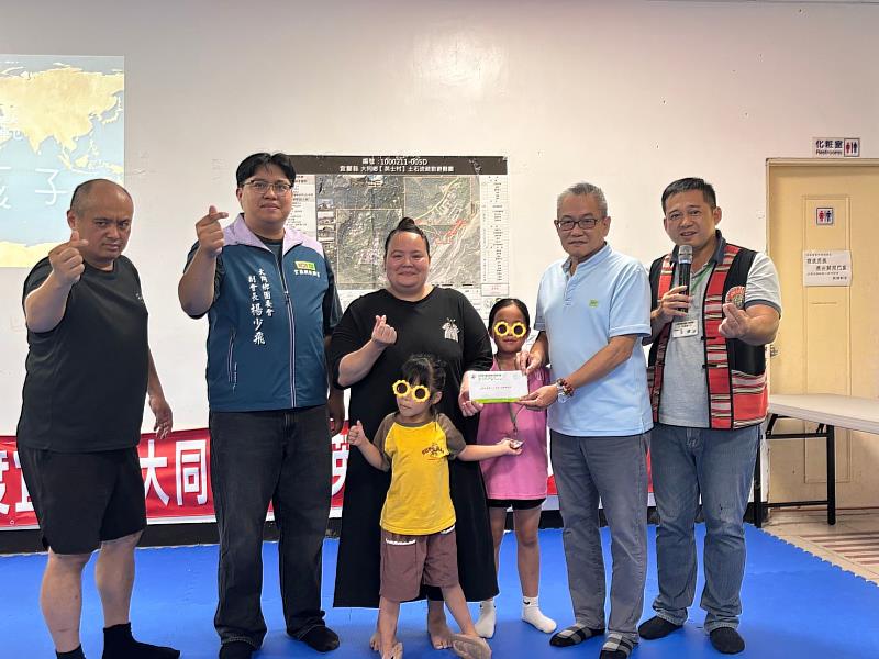 宜蘭縣救國團深入大同鄉部落關懷弱勢 發放急難扶助金助家庭度難關