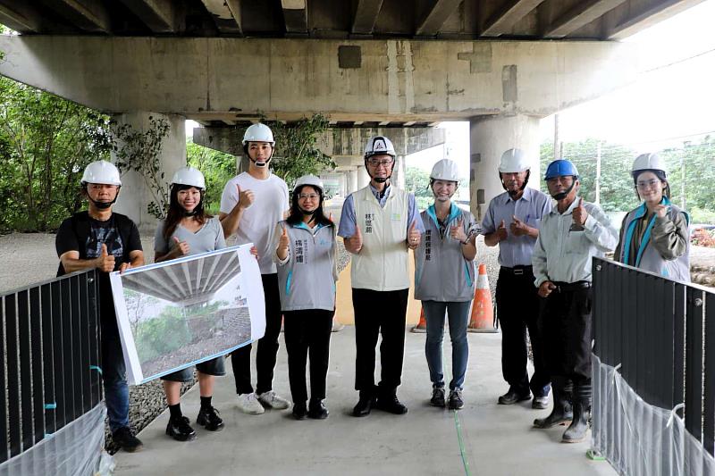 頭前溪快速道路下方環境清整，提供周邊民眾雨天休憩空間。
