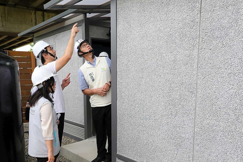 林副市長視察本工程新設可吊掛式移動廁所。