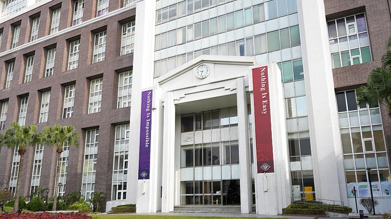 長庚醫學系謝明儒主任規劃AIMD彈性修課藍圖，學生在不延長6年醫學系修業年限的前提下同步完成雙學位。未來的醫師同時具備程式語言、資料分析與機器學習的思維，能在臨床診斷、精準醫療決策與研究數據分析上展現更高的準確度與效率。