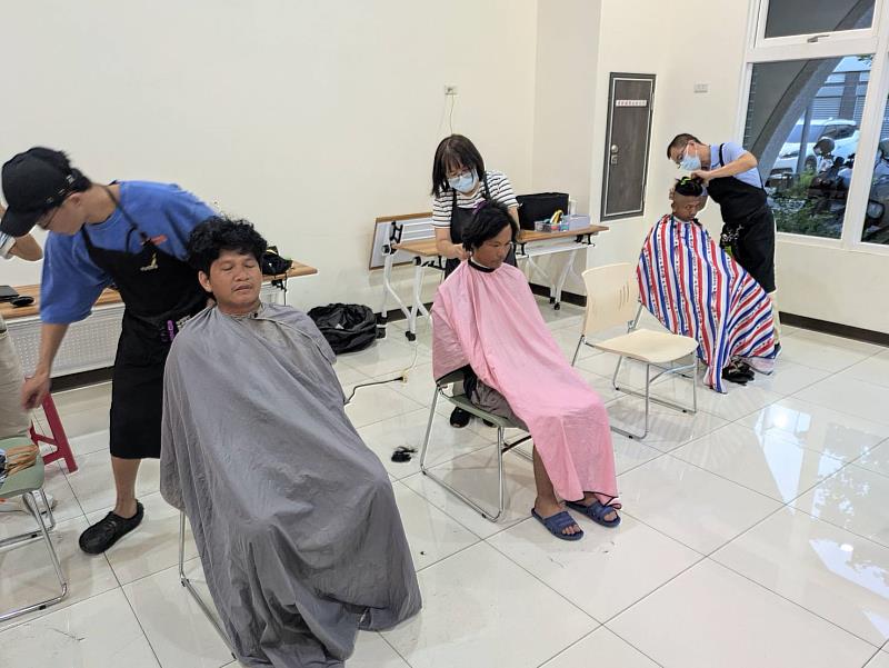 活動現場提供愛心義剪服務，讓海上作業返港的船員獲得溫暖的在地關懷