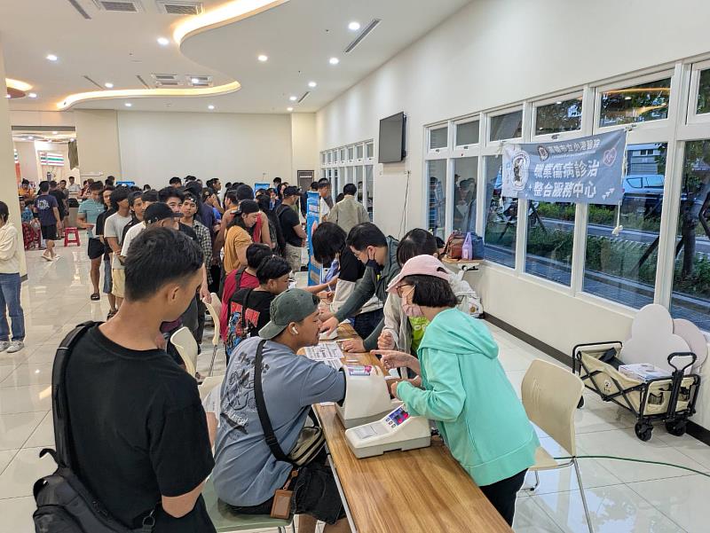 結合小港醫院醫療團隊，現場提供外籍船員健康檢測與諮詢