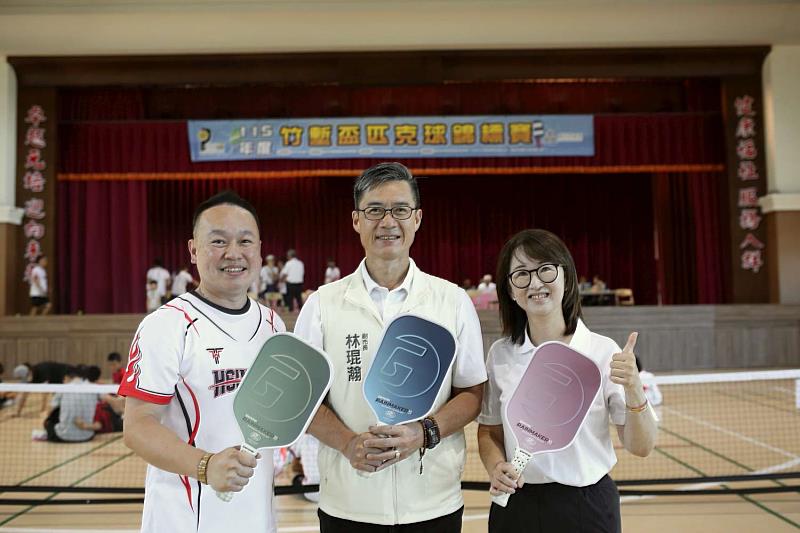 林琨瀚副市長與中華民國匹克球總會理事長及竹市體育會匹克球委員會主委合影。