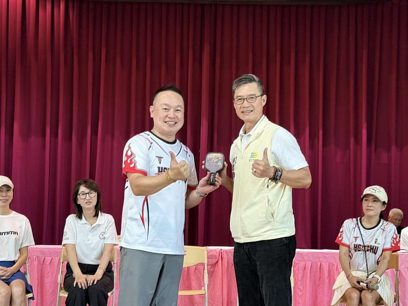 林琨瀚副市長與竹市體育會匹克球委員會主委合影。