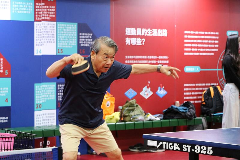 李文華前校長在桌球場展現昂揚鬥志。