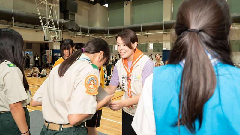 高虹安市長頒發童軍技能競賽獎狀，表揚表現優異的個人及團隊。
