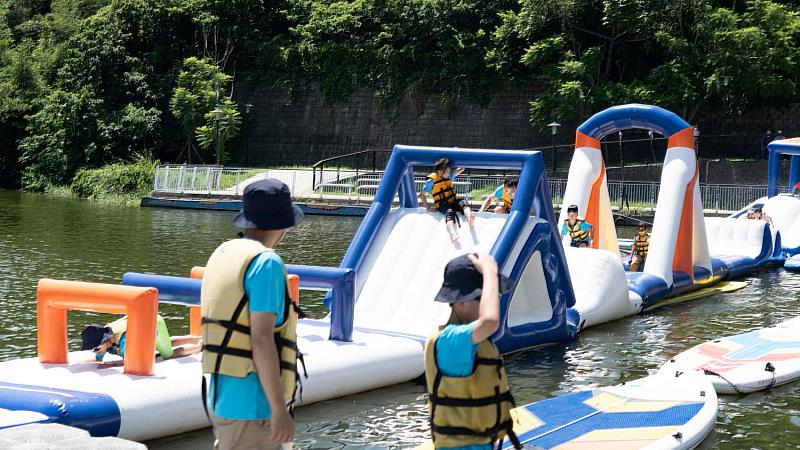 廣受歡迎的水上氣墊遊具今年持續登場。