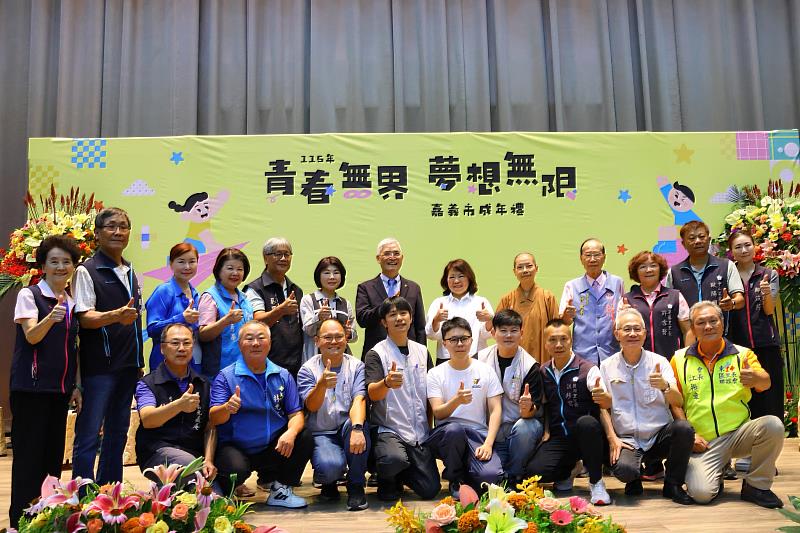 嘉市成年禮溫馨登場　黃敏惠市長為90名青年披巾祝福成長啟程