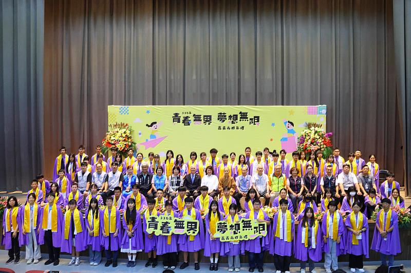 嘉市成年禮溫馨登場 黃敏惠市長為90名青年披巾祝福成長啟程