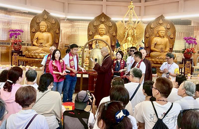 2、寂光寺監院大良法師和貴賓敲響平安鐘，回向地球平安、世界和平。（靈鷲山佛教教團提供）