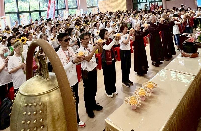 3、大眾回到大殿三寶佛前，以鮮花供佛、點燈祈願，祈求慈悲善願共振天地。（靈鷲山佛教教團提供）