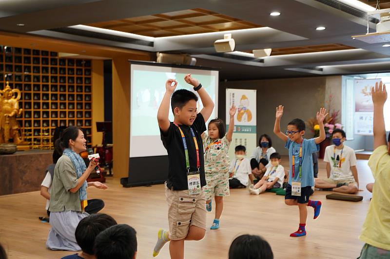 2、孩子們演技大爆發獲得滿堂彩，童言童語說著學習和生活中種種煩惱，全場掌聲不斷。（靈鷲山佛教教團提供）